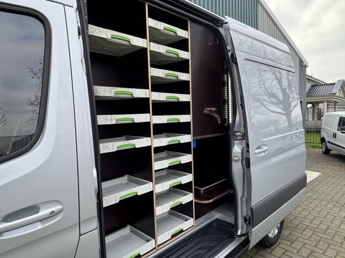 Mercedes-Benz Sprinter Mercedes-Benz Sprinter 319 3.0 CDI L2H2 LED / D-schuifdeur / Navi / 6-Cilinder / Unieke inbouw / Camera / Carplay / DAB / En nog veel meer!