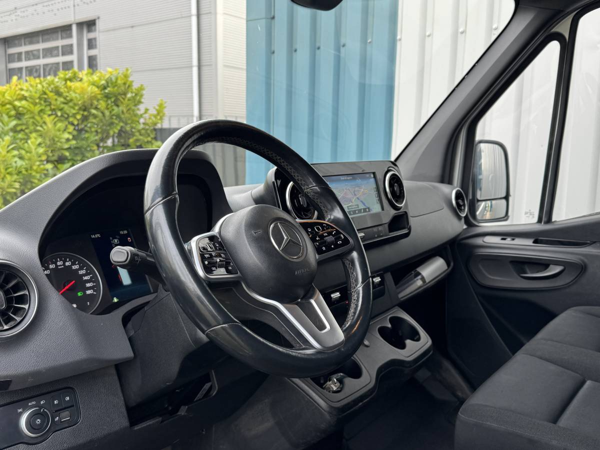 Mercedes-Benz Sprinter Mercedes-Benz Sprinter 319 3.0 CDI L2H2 LED / D-schuifdeur / Navi / 6-Cilinder / Unieke inbouw / Camera / Carplay / DAB / En nog veel meer!