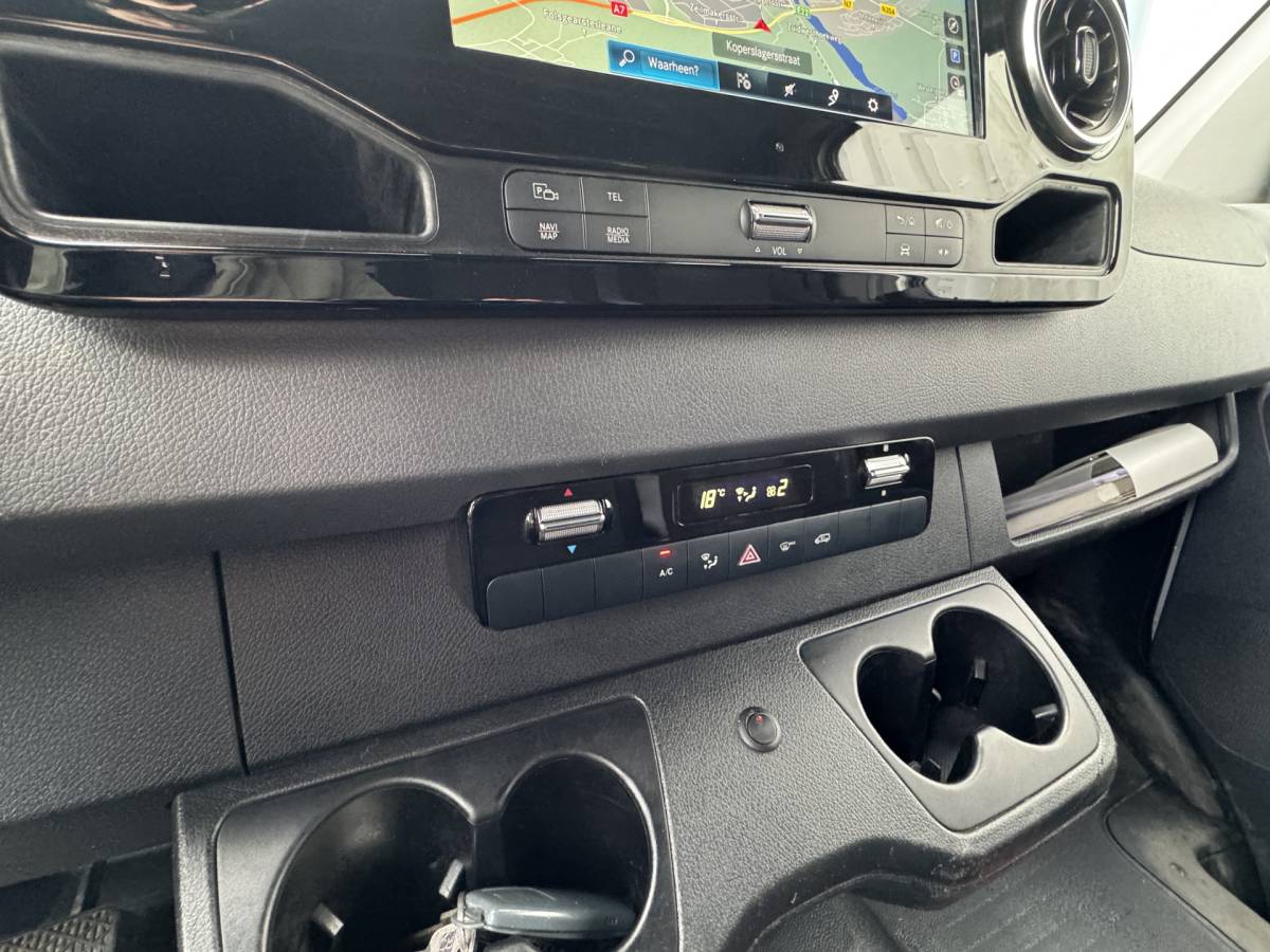 Mercedes-Benz Sprinter Mercedes-Benz Sprinter 319 3.0 CDI L2H2 LED / D-schuifdeur / Navi / 6-Cilinder / Unieke inbouw / Camera / Carplay / DAB / En nog veel meer!