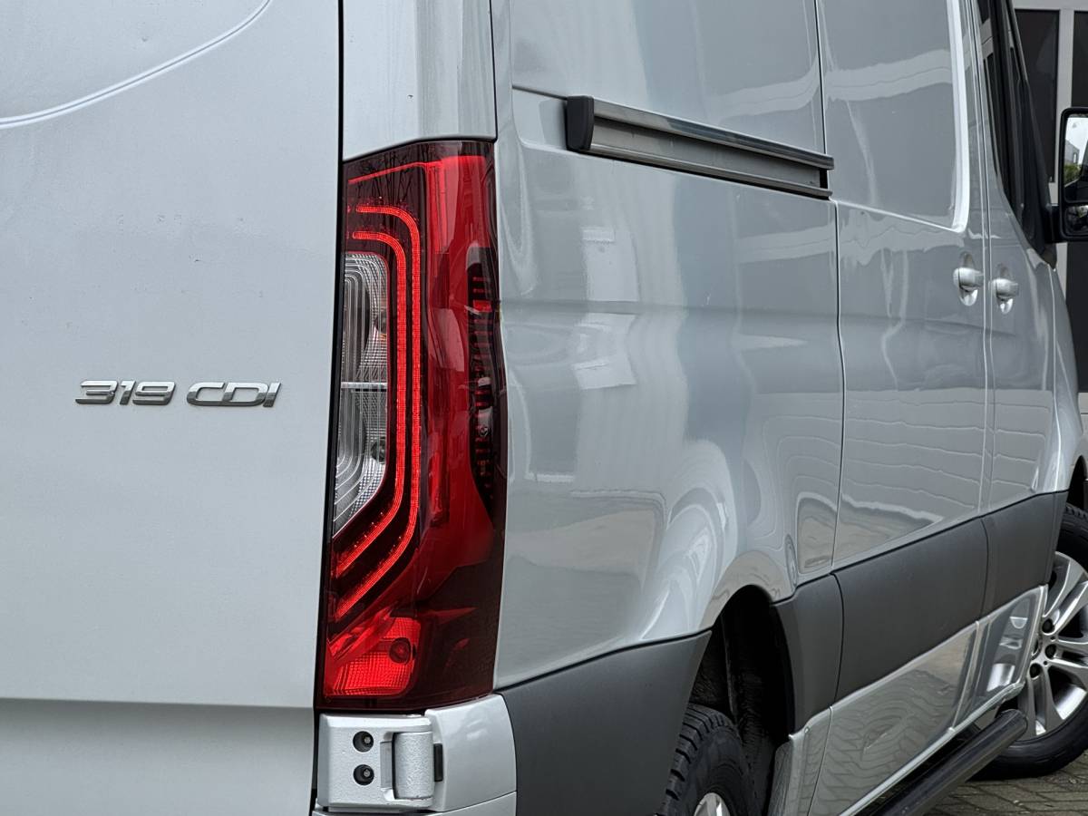 Mercedes-Benz Sprinter Mercedes-Benz Sprinter 319 3.0 CDI L2H2 LED / D-schuifdeur / Navi / 6-Cilinder / Unieke inbouw / Camera / Carplay / DAB / En nog veel meer!