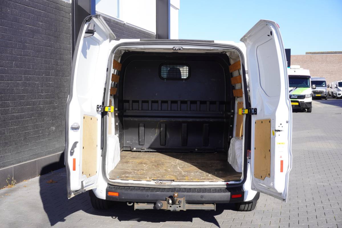 Ford Transit Custom Ford Transit Custom 2.0 TDCI 130PK L2 Dubbele Cabine EURO 6 – Airco – Navi – Cruise – Trekhaak – € 18.950,- Excl.