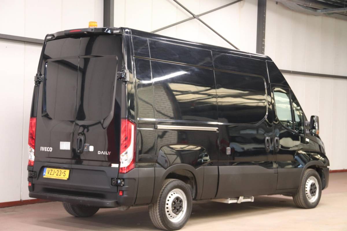 Iveco Daily Iveco Daily 35S16V 2.3 L2H2 160PK 3500 KG TREKVERMOGEN EURO 6 Iveco Daily 35S16V 2.3 L2H2 160 PK 3500 KG TREKVERMOGEN EURO 6