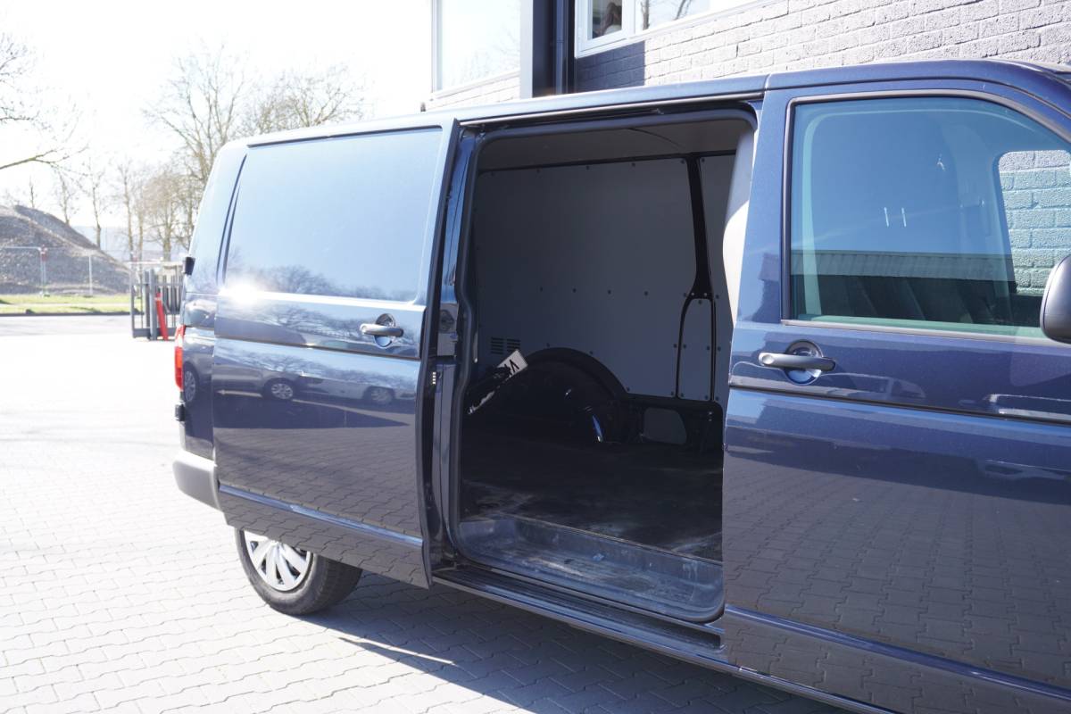Volkswagen Transporter Volkswagen Transporter 2.0 TDI 150PK L2 Automaat EURO 6 – Airco – Cruise – Trekhaak – € 16.900,- Excl.