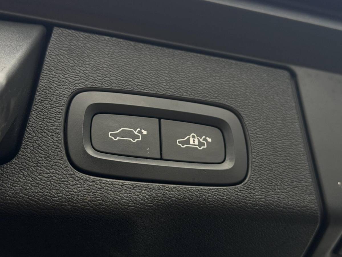 Volvo XC60 Volvo XC60 2.0 T5 Momentum| Keyless| Trekhaak| Leer| NL Auto