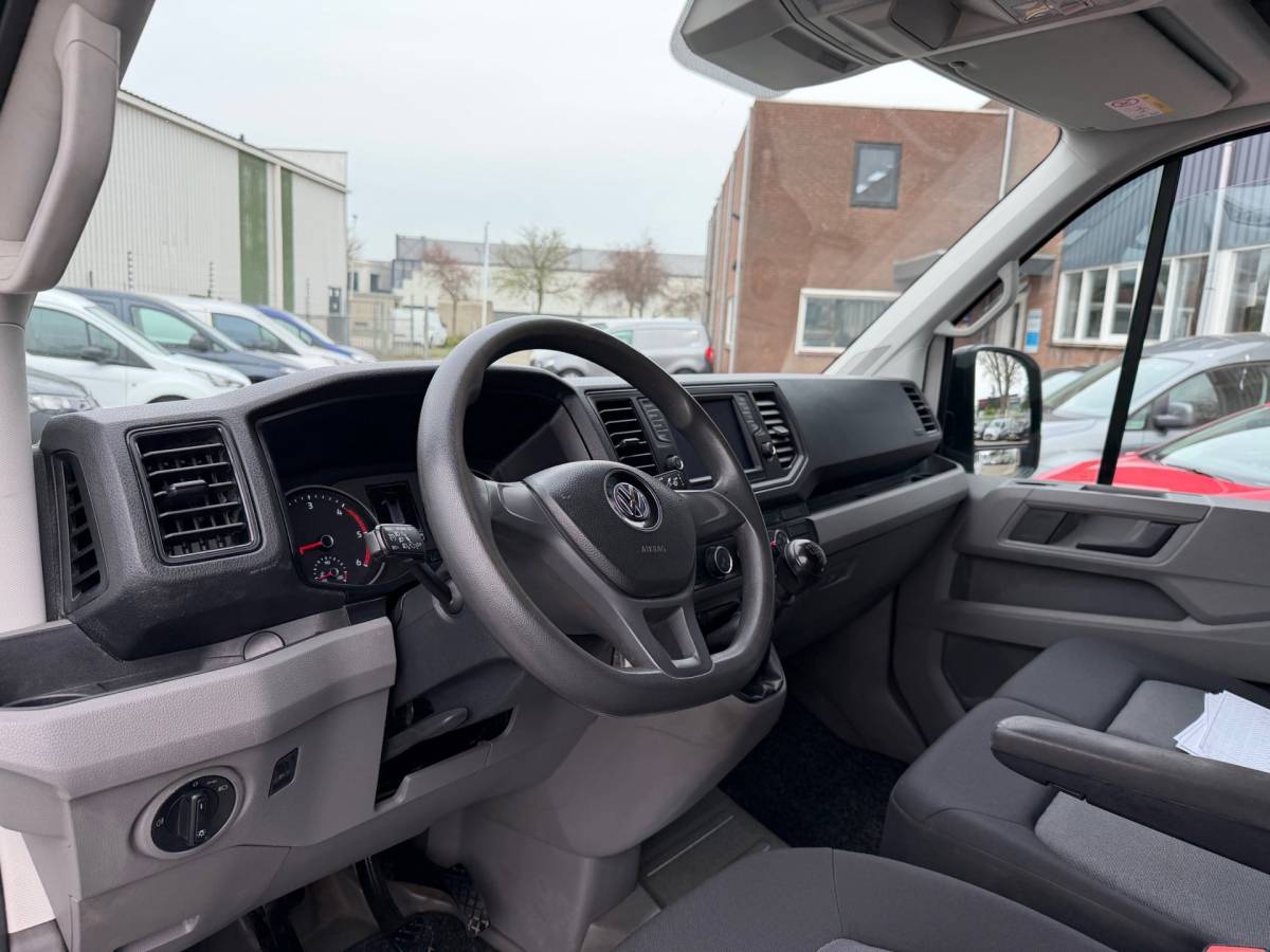 Volkswagen Crafter Volkswagen Crafter 35 2.0 TDI L3H3 / Trekhaak / Dealer onderhouden! / App connect