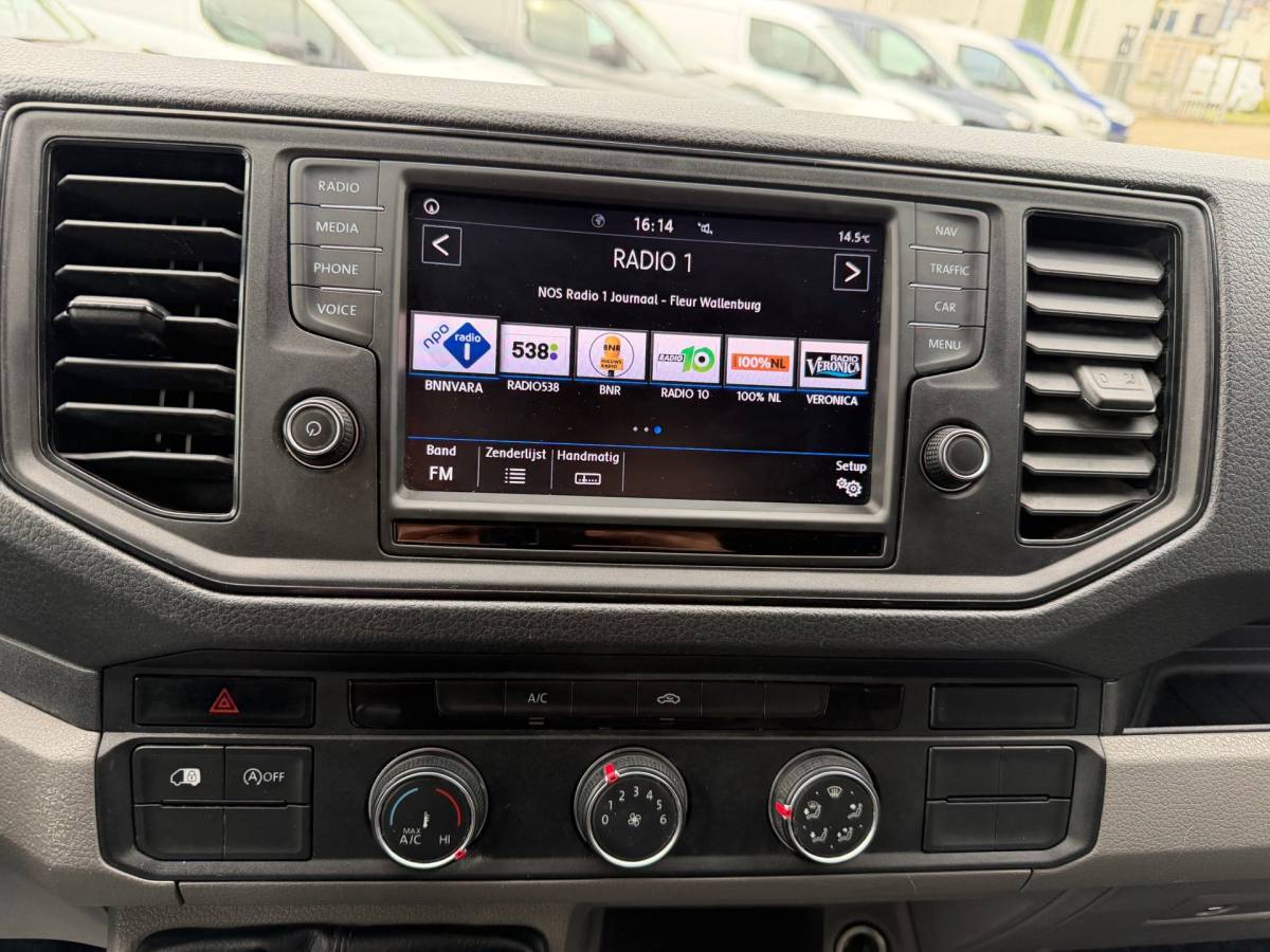 Volkswagen Crafter Volkswagen Crafter 35 2.0 TDI L3H3 / Trekhaak / Dealer onderhouden! / App connect