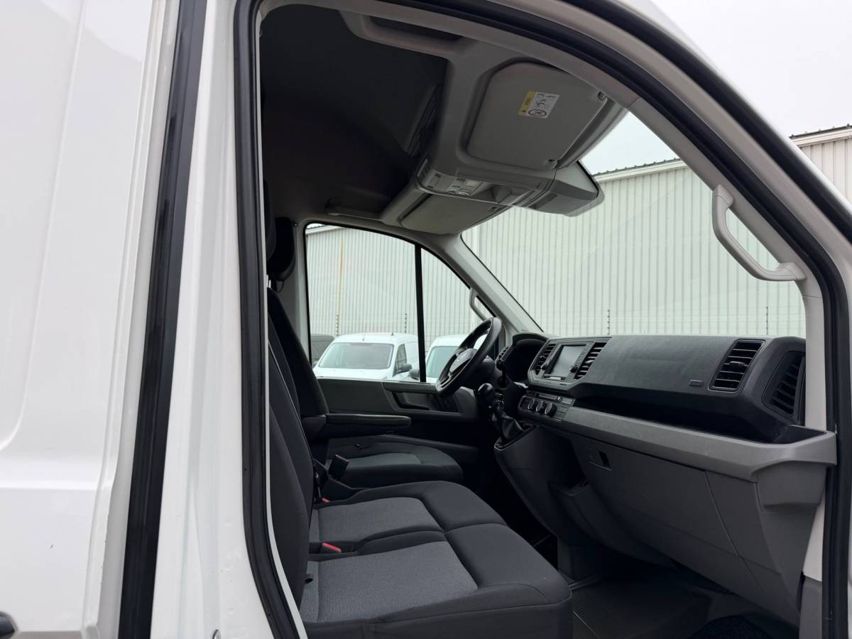 Volkswagen Crafter Volkswagen Crafter 35 2.0 TDI L3H3 / Trekhaak / Dealer onderhouden! / App connect