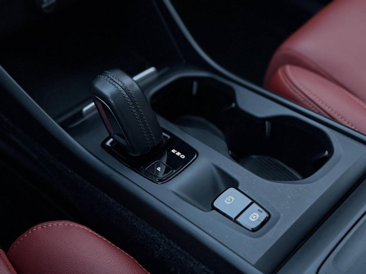 Volvo XC40 Volvo XC40 2.0 T4 190PK| Panodak| Leer| Keyless| Pilot| H&K