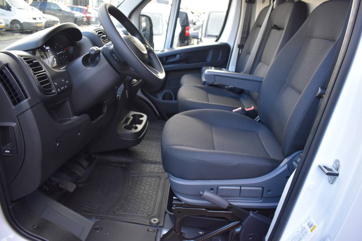 Peugeot Boxer Peugeot Boxer 2.2 BlueHDi 140 S&S L2H2 3.3t Euro 6 Nieuwe registratie 2024/ GEEN BPM/ L2H2/ achteruitrijcamera verzwaard verenpakket, pakket City plus