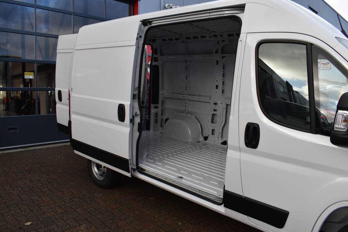 Peugeot Boxer Peugeot Boxer 2.2 BlueHDi 140 S&S L2H2 3.3t Euro 6 Nieuwe registratie 2024/ GEEN BPM/ L2H2/ achteruitrijcamera verzwaard verenpakket, pakket City plus