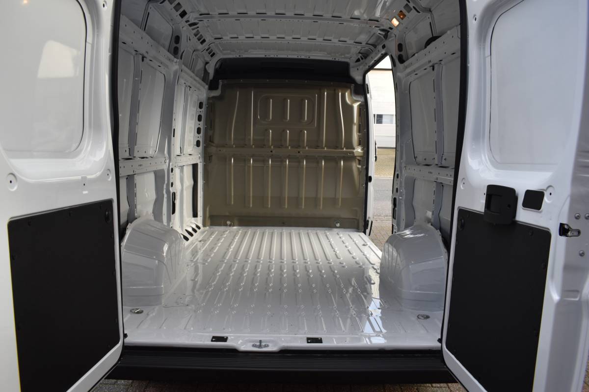 Peugeot Boxer Peugeot Boxer 2.2 BlueHDi 140 S&S L2H2 3.3t Euro 6 Nieuwe registratie 2024/ GEEN BPM/ L2H2/ achteruitrijcamera verzwaard verenpakket, pakket City plus