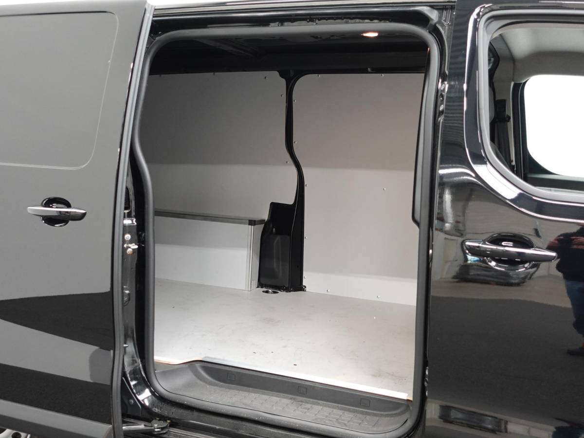 Opel Vivaro Opel Vivaro 2.0 BlueHDi 145PK L3 Automaat Navigatie Parkeersensoren Trekhaak Bluetooth