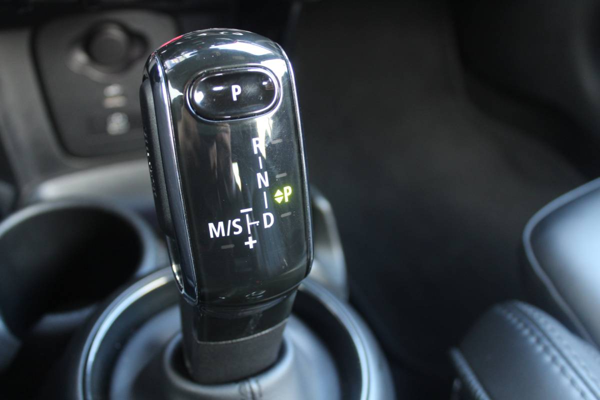 MINI Cooper Cabrio MINI Cabrio 1.5 Cooper Rockingham GT Edition Stuur – en stoelverwarming l Head-up display l Lendesteun verstelbaar l Premium pakket l Keyless entry VDL auto
