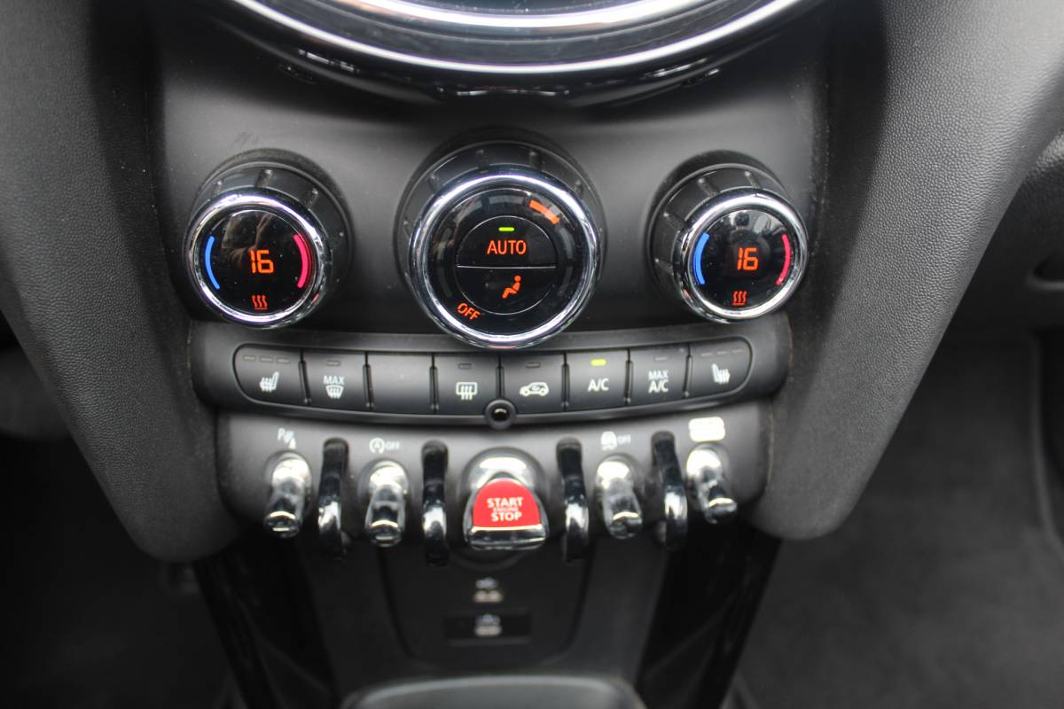 MINI Cooper Cabrio MINI Cabrio 1.5 Cooper Rockingham GT Edition Stuur – en stoelverwarming l Head-up display l Lendesteun verstelbaar l Premium pakket l Keyless entry VDL auto