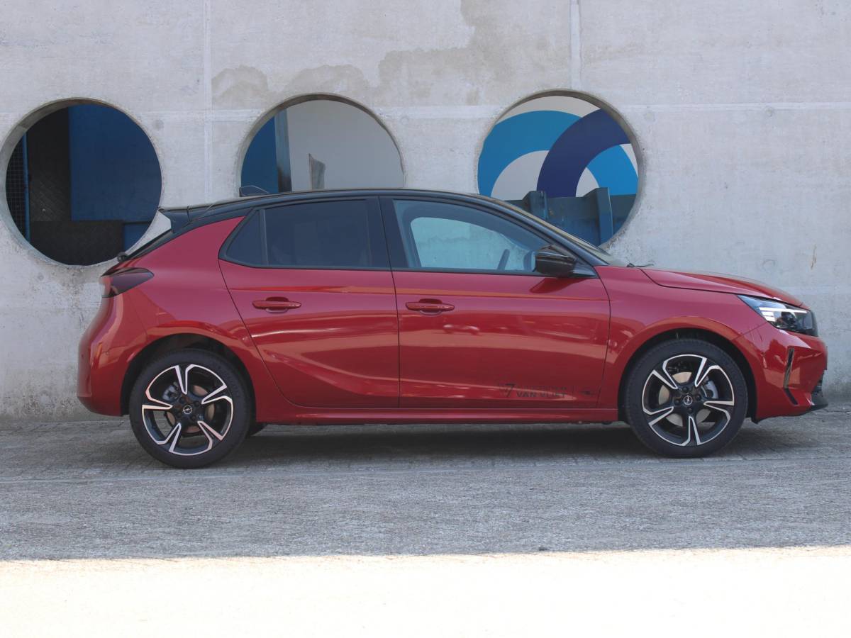 Opel Corsa Opel Corsa 1.2 Turbo Hybrid GS AUTOMAAT | NAVIGATIE | CARPLAY | ACHTERUITRIJCAMERA MET SENSOREN |