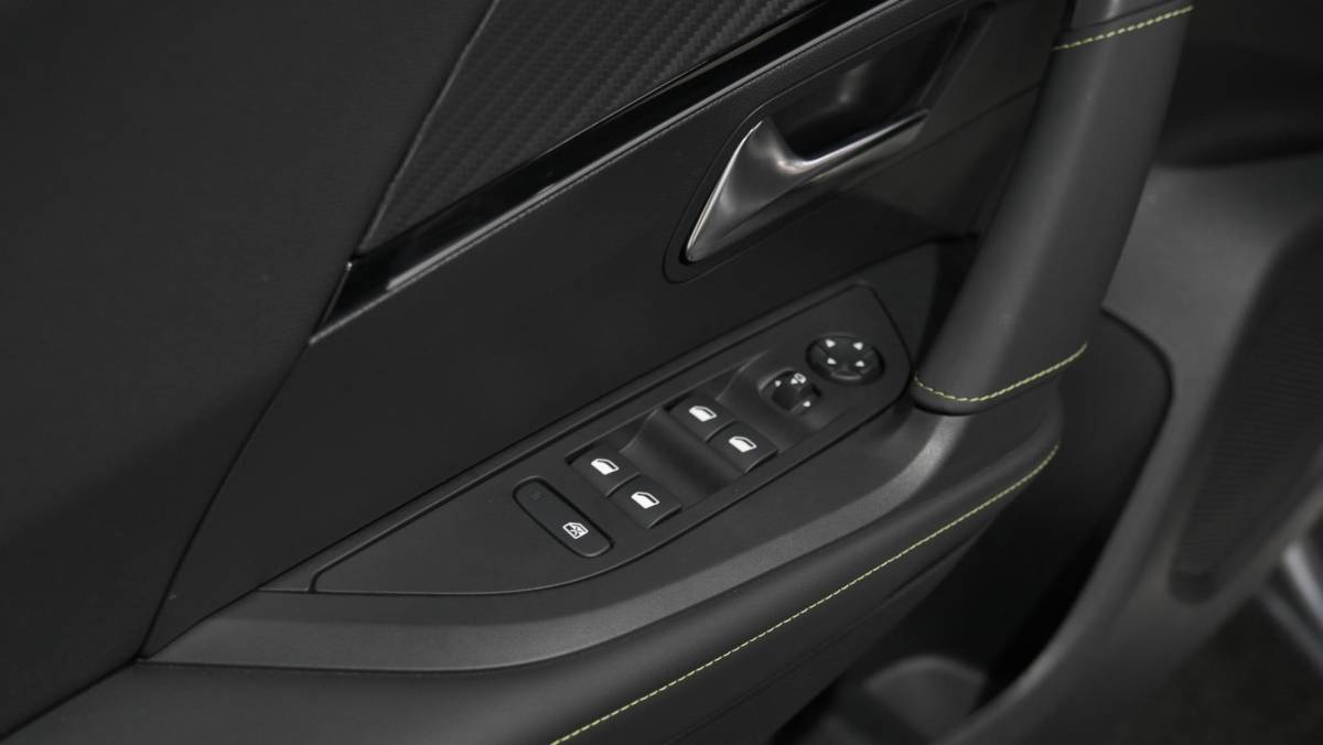 Peugeot 2008 Peugeot 2008 PureTech 130 EAT8 GT | 360 Camera | Adaptieve Cruise Control | Dodehoekdetectie | Apple Carplay