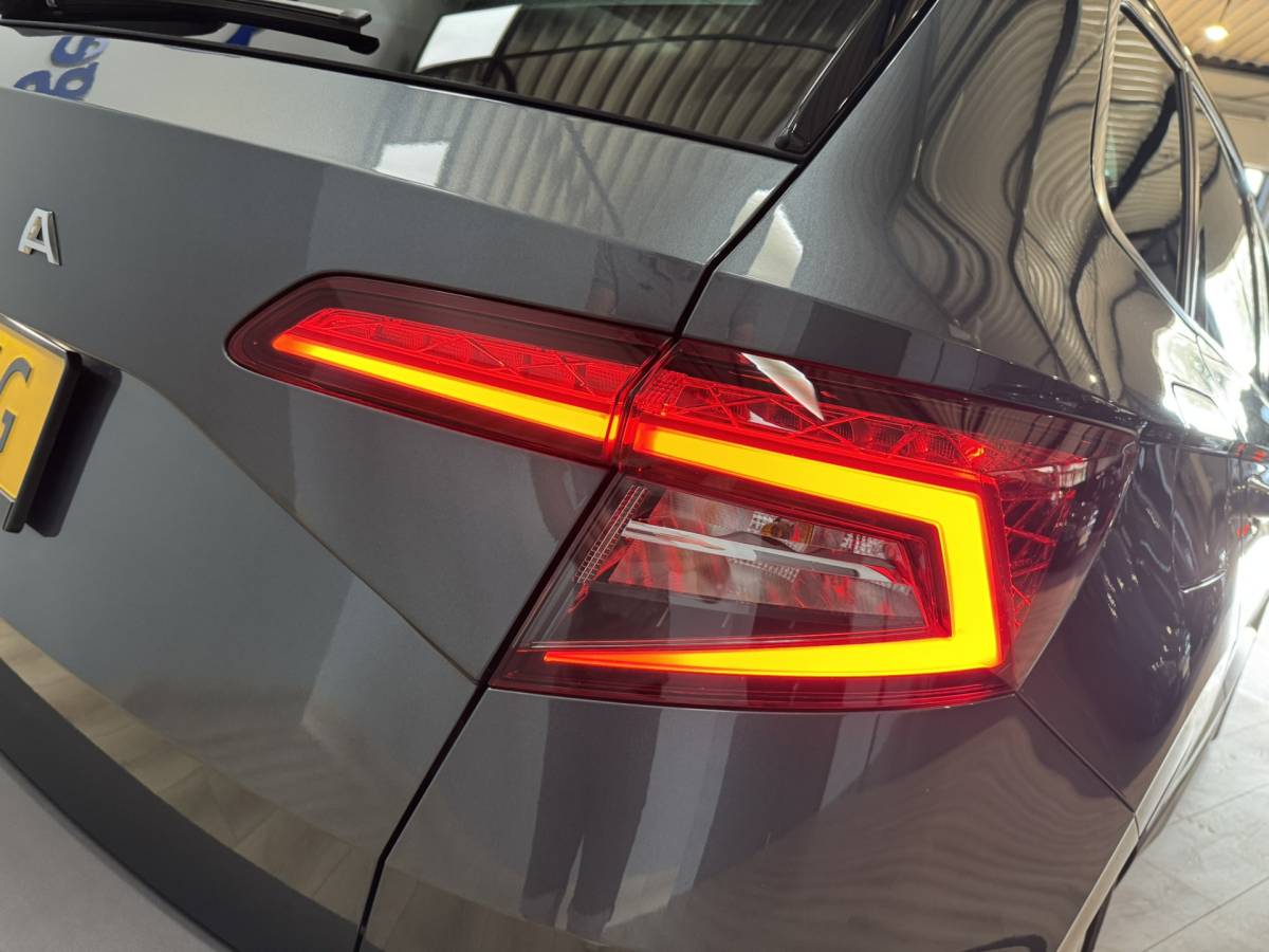Škoda Karoq ŠKODA Karoq 1.5 TSI ACT Business Edition Plus Airco ECC | Panorama | Trekhaak | Camera | LED | Cruise Control | Canton Audio | Isofix | NAP
