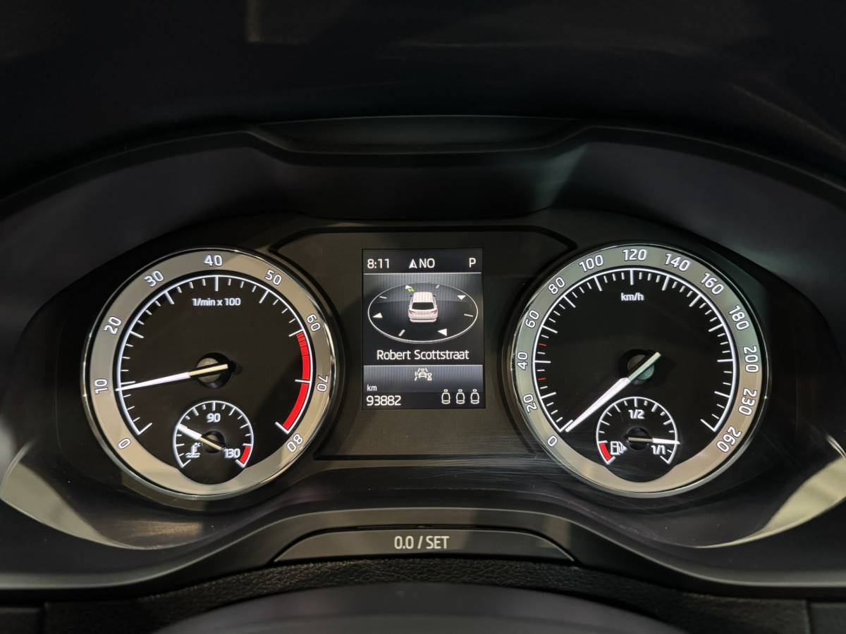 Škoda Karoq ŠKODA Karoq 1.5 TSI ACT Business Edition Plus Airco ECC | Panorama | Trekhaak | Camera | LED | Cruise Control | Canton Audio | Isofix | NAP