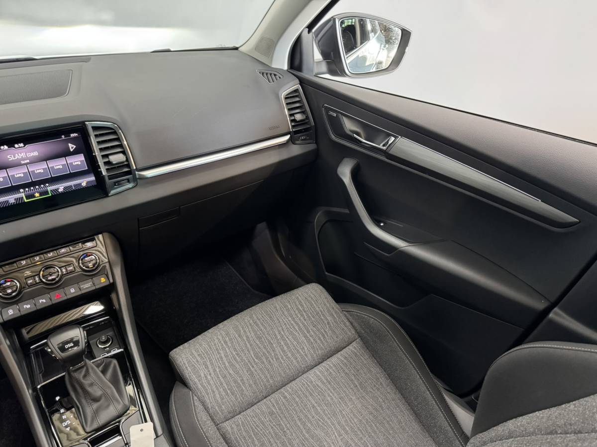 Škoda Karoq ŠKODA Karoq 1.5 TSI ACT Business Edition Plus Airco ECC | Panorama | Trekhaak | Camera | LED | Cruise Control | Canton Audio | Isofix | NAP