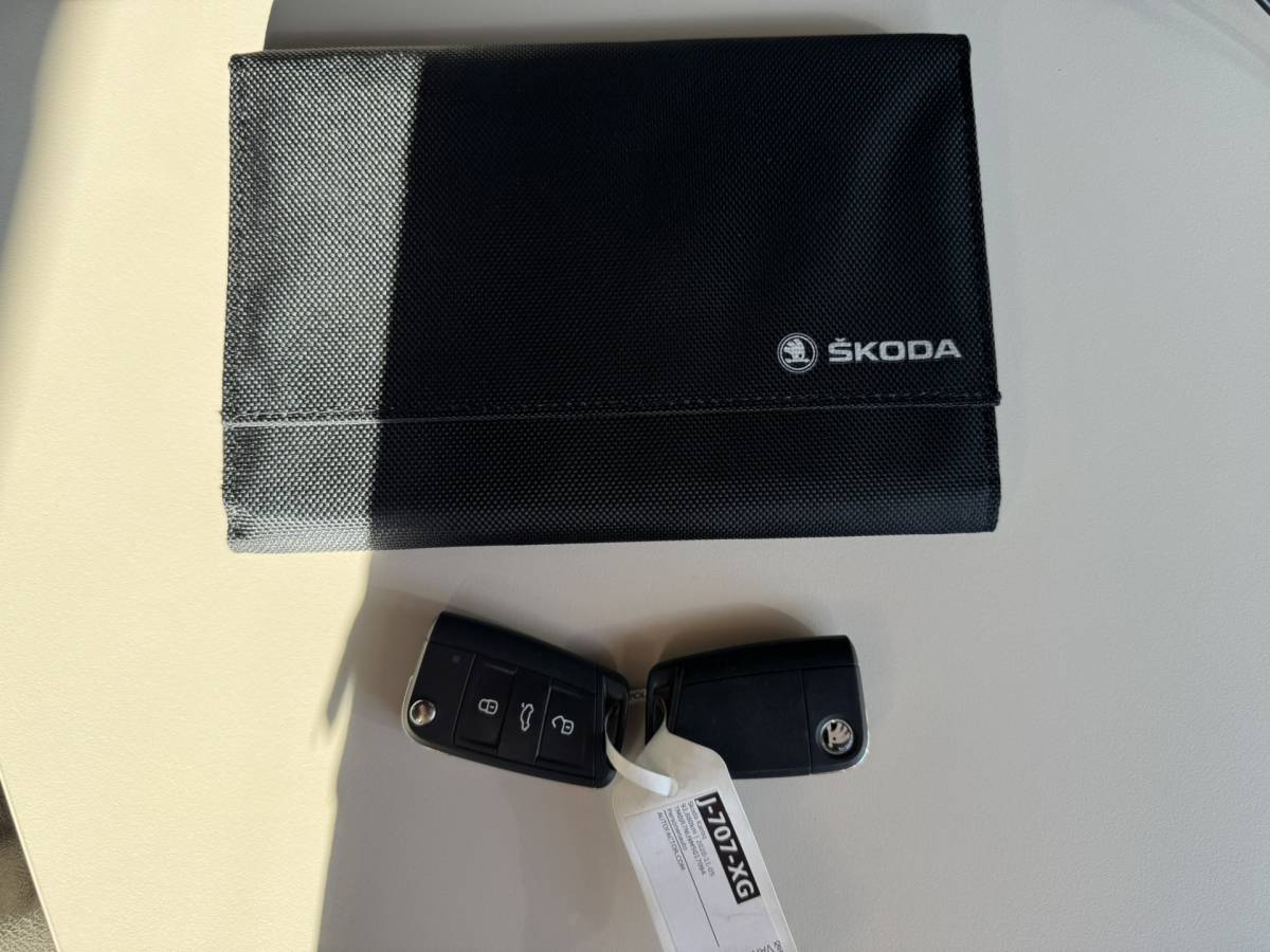 Škoda Karoq ŠKODA Karoq 1.5 TSI ACT Business Edition Plus Airco ECC | Panorama | Trekhaak | Camera | LED | Cruise Control | Canton Audio | Isofix | NAP