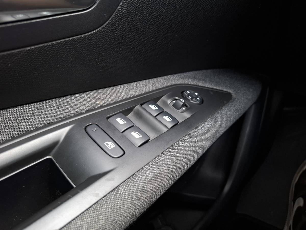 Peugeot 3008 Peugeot 3008 1.2 PureTech Access VIRTUAL COCKPIT LED CRUISE AIRCO TREKHAAK