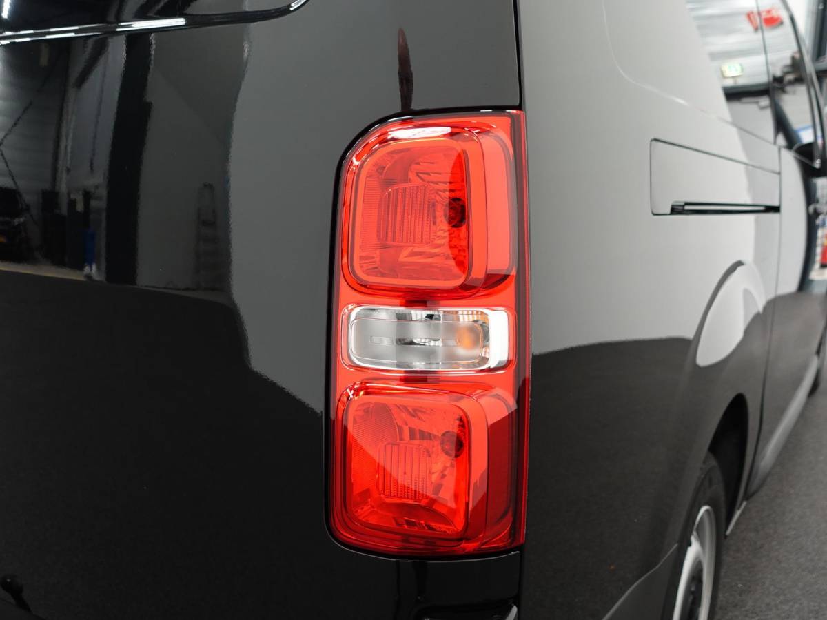 Opel Vivaro Opel Vivaro 145pk L3H1 Automaat Navigate Trekhaak Cruise control Apple Carplay Camera
