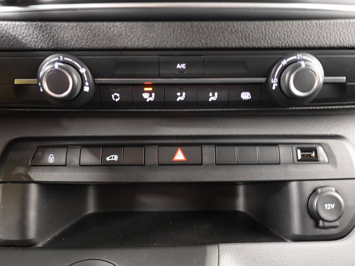 Opel Vivaro Opel Vivaro 145pk L3H1 Automaat Navigate Trekhaak Cruise control Apple Carplay Camera