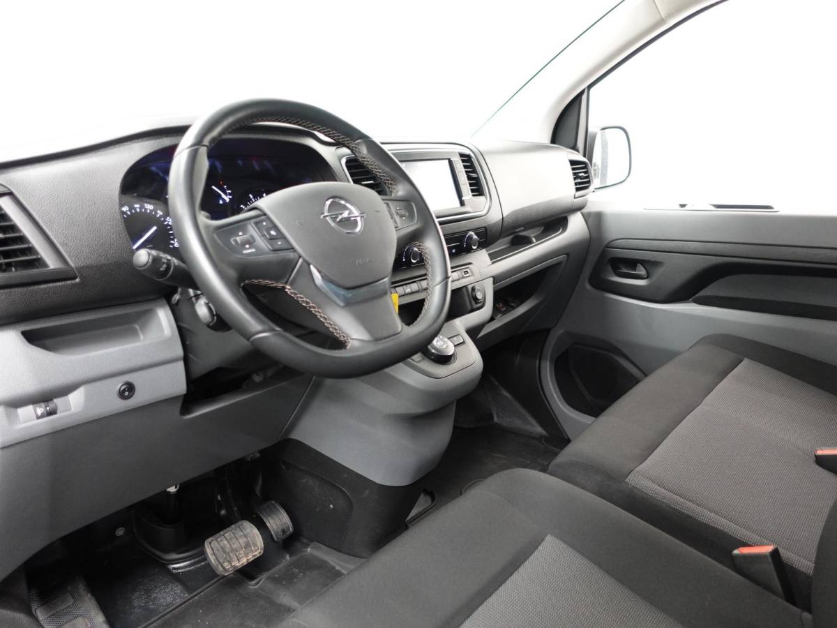 Opel Vivaro Opel Vivaro 145pk L3H1 Automaat Navigate Trekhaak Cruise control Apple Carplay Camera
