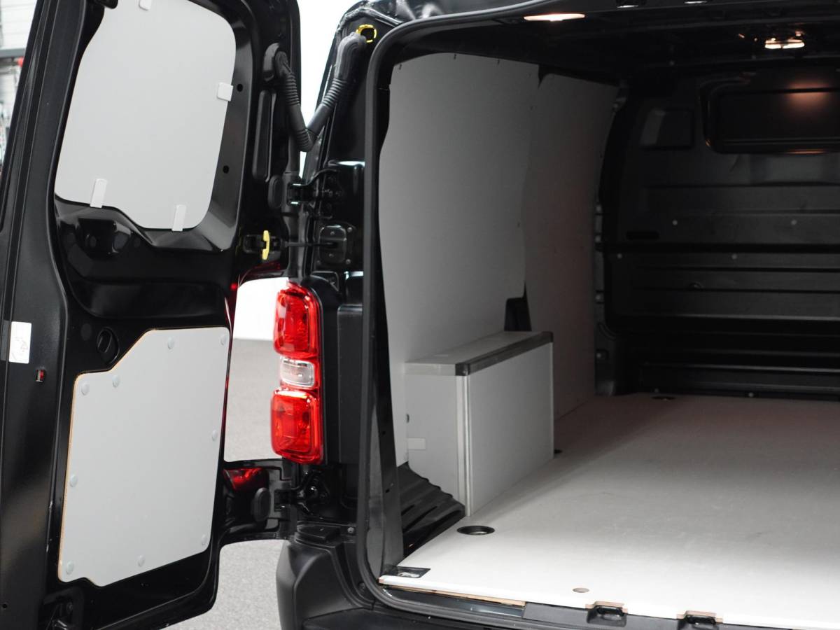 Opel Vivaro Opel Vivaro 145pk L3H1 Automaat Navigate Trekhaak Cruise control Apple Carplay Camera
