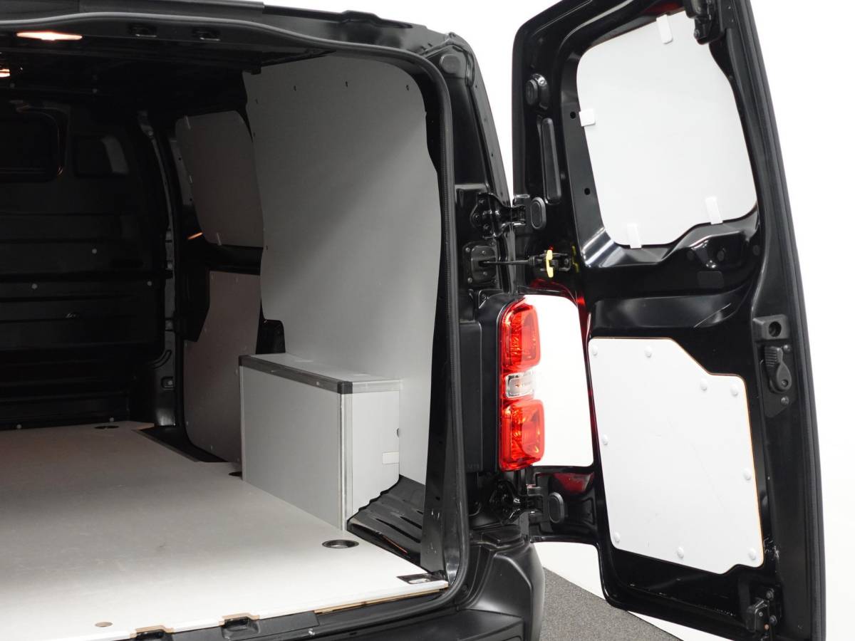 Opel Vivaro Opel Vivaro 145pk L3H1 Automaat Navigate Trekhaak Cruise control Apple Carplay Camera