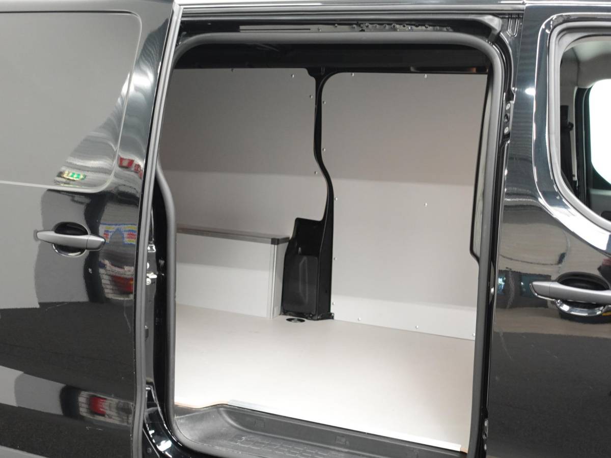 Opel Vivaro Opel Vivaro 145pk L3H1 Automaat Navigate Trekhaak Cruise control Apple Carplay Camera
