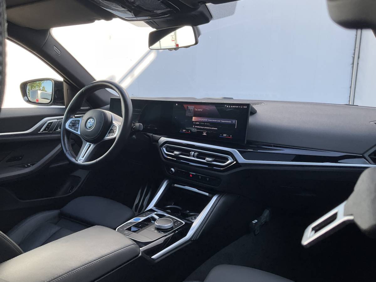 BMW i4 BMW i4 M50 M-Sport 84kWh 544PK Pano Laser HUD Harman/Kardon Elek.Trekhaak Leer BOMVOL!