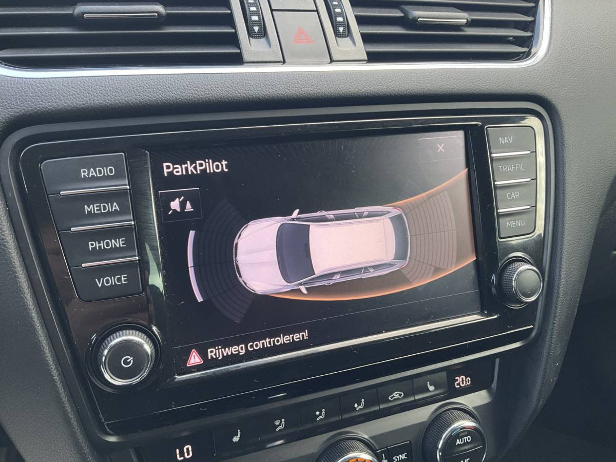 Škoda Octavia ŠKODA Octavia Combi 1.4 TSI Style Xenon Aut Trekhaak Canton Stoelverw Carplay Voll.Onderhouden!