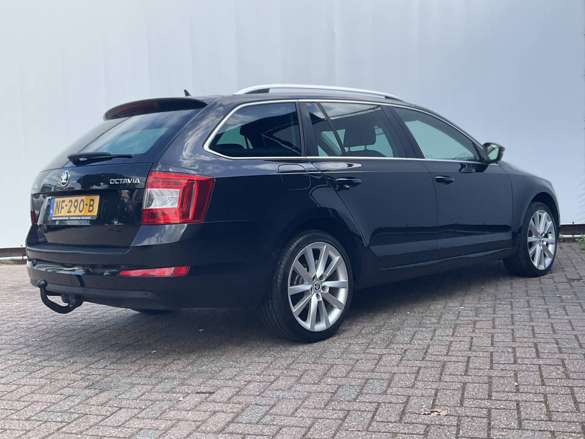 Škoda Octavia ŠKODA Octavia Combi 1.4 TSI Style Xenon Aut Trekhaak Canton Stoelverw Carplay Voll.Onderhouden!