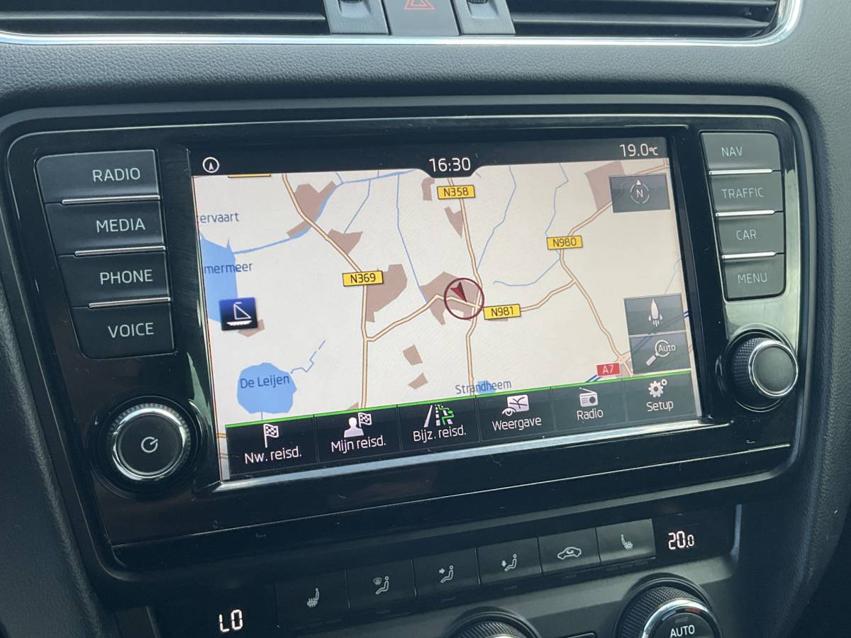 Škoda Octavia ŠKODA Octavia Combi 1.4 TSI Style Xenon Aut Trekhaak Canton Stoelverw Carplay Voll.Onderhouden!