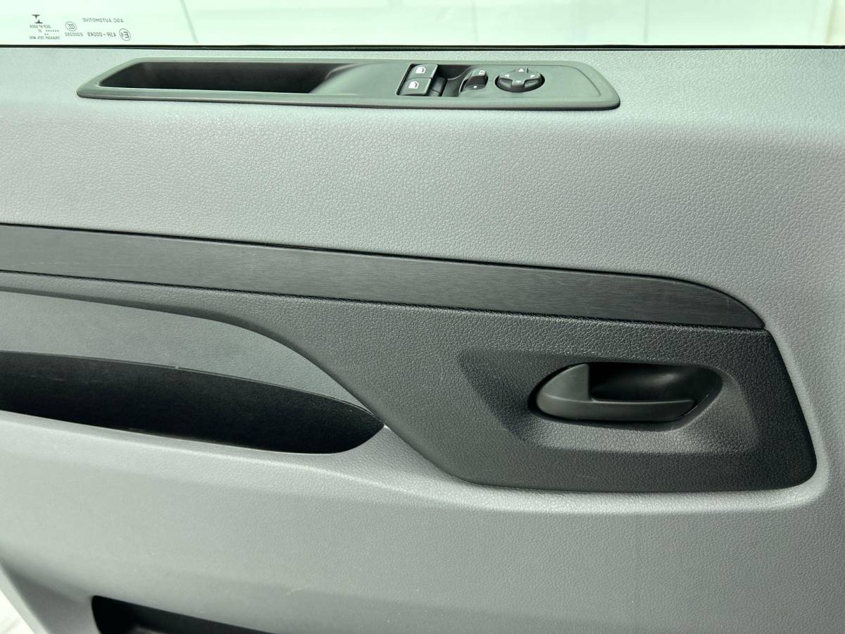 Toyota ProAce Toyota PROACE Worker 2.0 D-4D Live 2.0D 145 pk Airco Carplay Cruise Control 3-Zits 39000 km