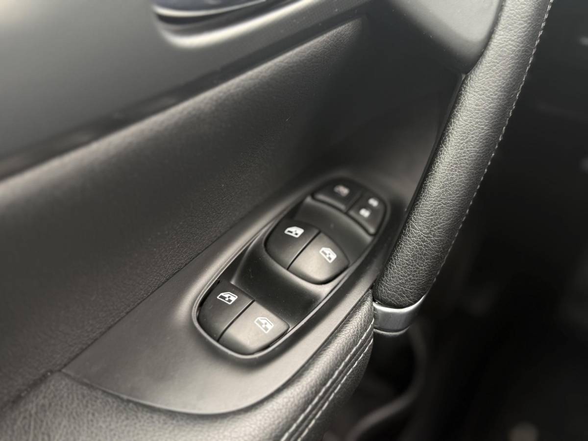 Nissan QASHQAI Nissan Qashqai 1.3 DIG-T Tekna + 2e Eigenaar,Pano,Navi,Camera,Trekhaak,Stoelverwarming,Clima,Cruise,Pdc V+A,Keyless,Halfleder,Dealer Onderhouden,Apk tot 03-2028