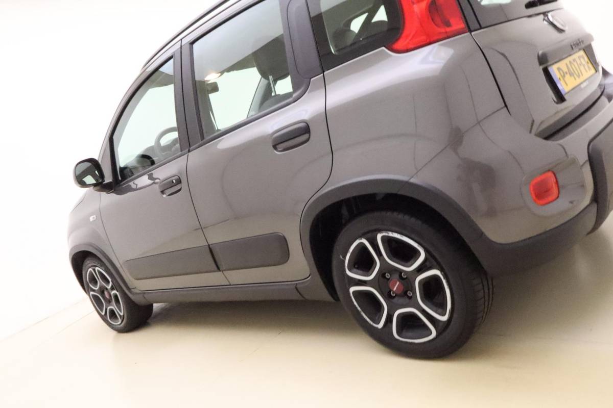Fiat Panda Fiat Panda 1.0 Hybrid City Life | Navigatie via Carplay | 3 Zitplaatsen | Airco | Dakrails | Hoge instap | City functie  | Metaallak | Electrische ramen