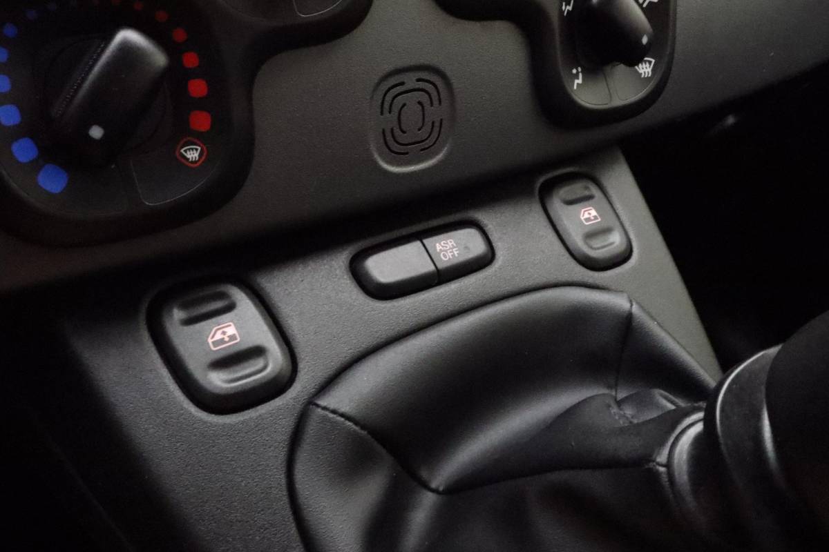 Fiat Panda Fiat Panda 1.0 Hybrid City Life | Navigatie via Carplay | 3 Zitplaatsen | Airco | Dakrails | Hoge instap | City functie  | Metaallak | Electrische ramen