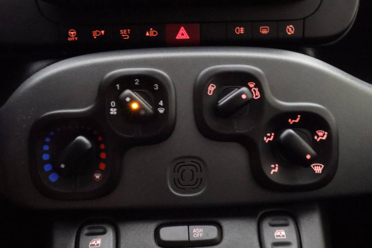 Fiat Panda Fiat Panda 1.0 Hybrid City Life | Navigatie via Carplay | 3 Zitplaatsen | Airco | Dakrails | Hoge instap | City functie  | Metaallak | Electrische ramen