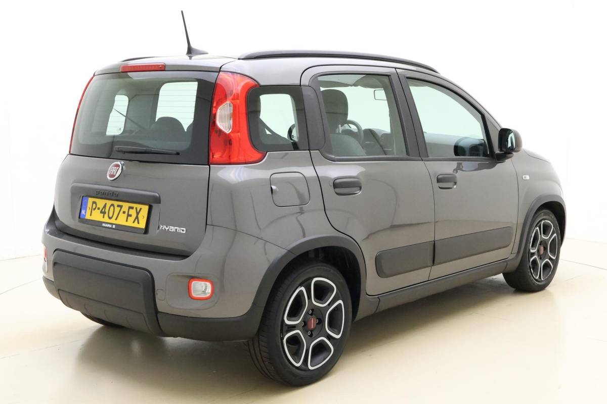 Fiat Panda Fiat Panda 1.0 Hybrid City Life | Navigatie via Carplay | 3 Zitplaatsen | Airco | Dakrails | Hoge instap | City functie  | Metaallak | Electrische ramen