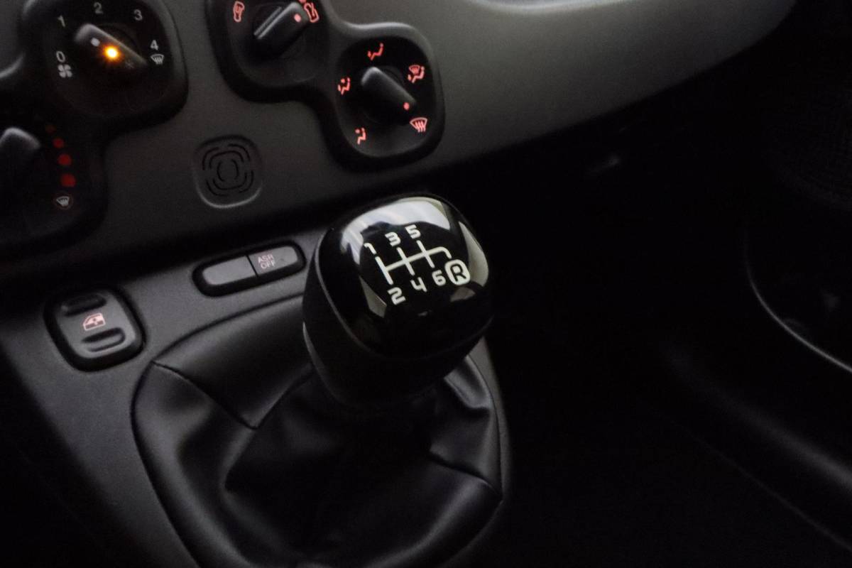 Fiat Panda Fiat Panda 1.0 Hybrid City Life | Navigatie via Carplay | 3 Zitplaatsen | Airco | Dakrails | Hoge instap | City functie  | Metaallak | Electrische ramen