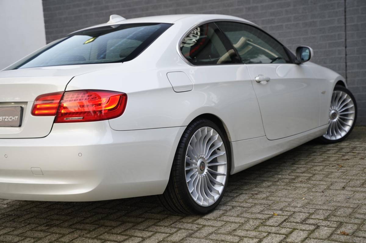 BMW 3 Serie BMW 3-serie Coupé 325i Exclusive 3.0 LCI 218pk Parelmoer Wit