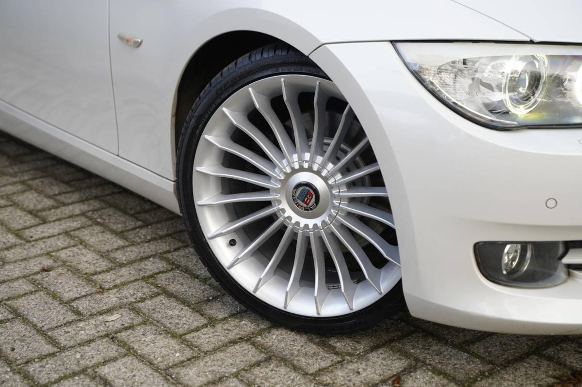 BMW 3 Serie BMW 3-serie Coupé 325i Exclusive 3.0 LCI 218pk Parelmoer Wit