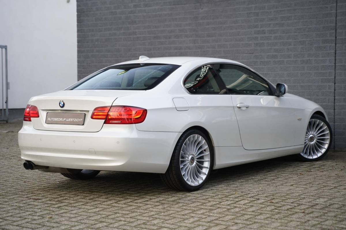 BMW 3 Serie BMW 3-serie Coupé 325i Exclusive 3.0 LCI 218pk Parelmoer Wit
