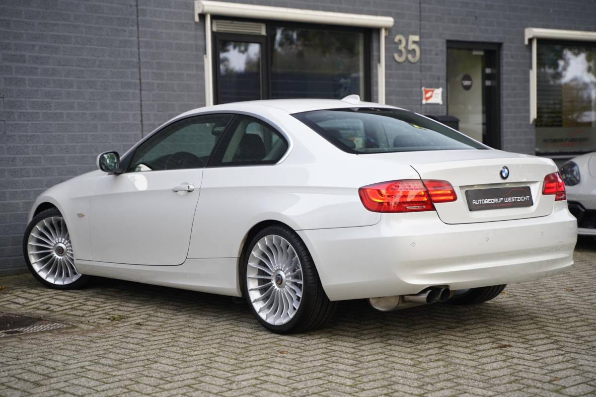 BMW 3 Serie BMW 3-serie Coupé 325i Exclusive 3.0 LCI 218pk Parelmoer Wit