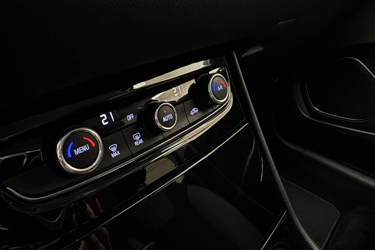 Opel Grandland X Opel Grandland X 1.2 Turbo 120 Jaar Edition | Apple Carplay/Android Auto | Cruise Control | Lichtmetalen velgen 17” | Bluetooth |