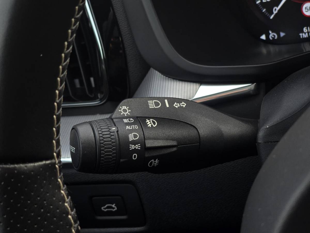 Volvo XC60 Volvo XC60 2.0 T4 R-Design| Head-Up| 1e eigenaar| Trekhaak|