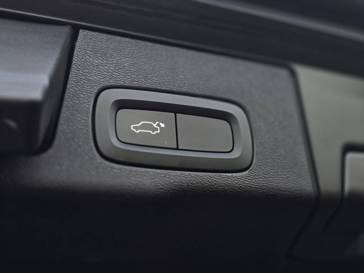 Volvo XC60 Volvo XC60 2.0 T4 R-Design| Head-Up| 1e eigenaar| Trekhaak|