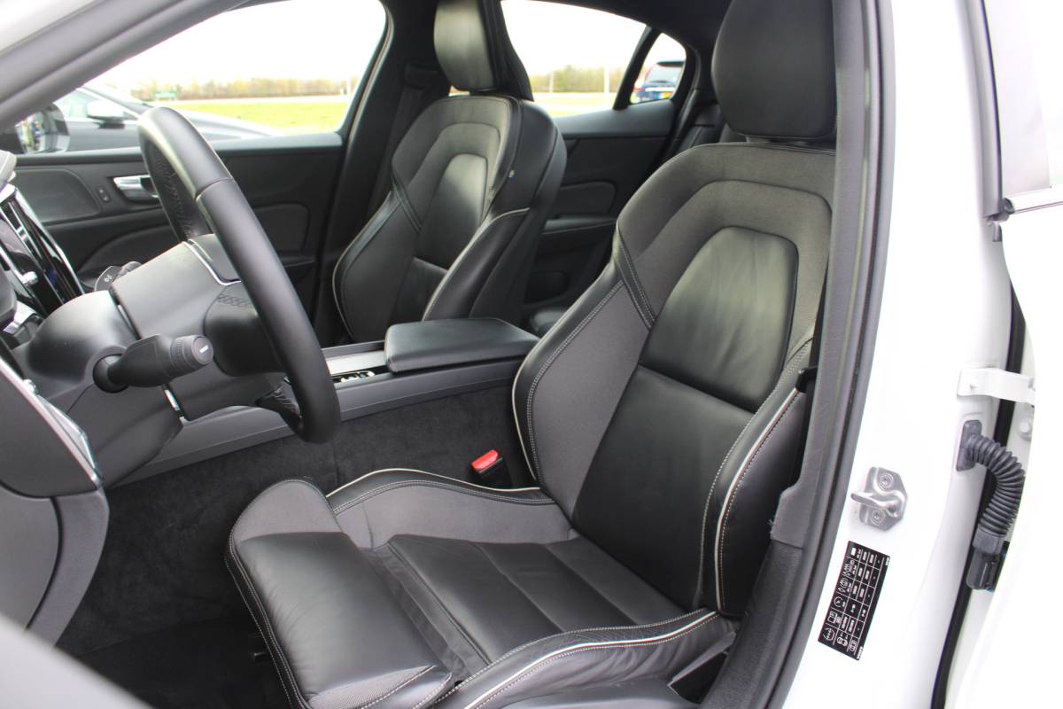 Volvo S60 Volvo S60 B4 198PK Automaat FWD R-Design | Schuif/kanteldak | Zonnescherm achteruit | El. Stoel | BLIS | Adapt. Cruise |